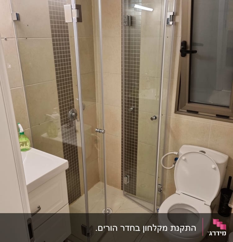 מקלחון זכוכית עם דלתות שקופות וברז מתכת